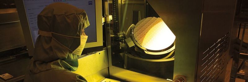 IC-Primus: Ob es Europa jemals gelingt, mit seinen Investitionsprogrammen den Technologievorsprung von TSMC aufzuholen, ist fraglich. Hier prüft eine Mitarbeiterin einen 300-mm-Wafer in der hochmodernen Fab 14 des taiwanesischen Chipherstellers.