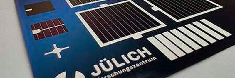 Prototype of the solar cells in laboratory size (TPC - Transparent Passivating Contact). Four solar cells, each measuring four square centimeters, can be seen on the silicon wafer, each of which is contacted and framed with screen-printed silver contacts.