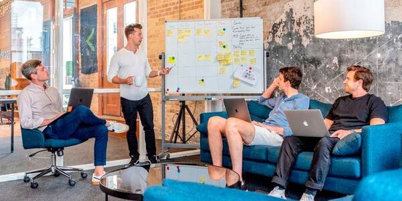 Die Teams durchlaufen im Accelerator-Programm Trainingseinheiten zu gründungsrelevanten Themen wie beispielsweise Teambuilding oder Geschäftsmodellentwicklung.