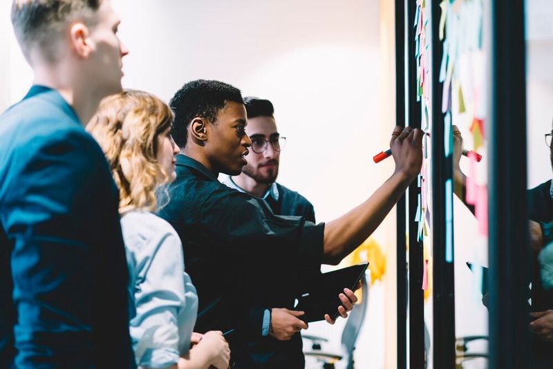 Der erste Schritt in Richtung Digitalisierung beginnt mit der Kenntnis über die eigene Tätigkeit und die eigenen Prozesse. Detaillierte und vor allem durchgängige Beschreibungen aller relevanten Abläufe vom Auftragseingang über die Fertigung bis zum Warenausgang bilden hierfür die Grundlage.