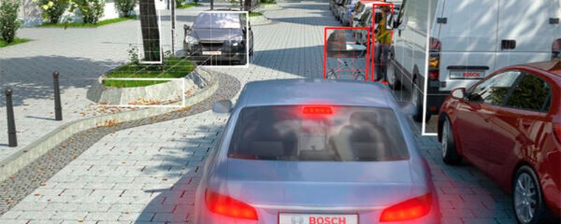 Die Funktionsweise eines Fahrerassistenzsystems – hier Notfallbremssystem Fußgänger – kann durch falsche Lackschichten auf dem Stoßfänger beeinträchtigt werden.