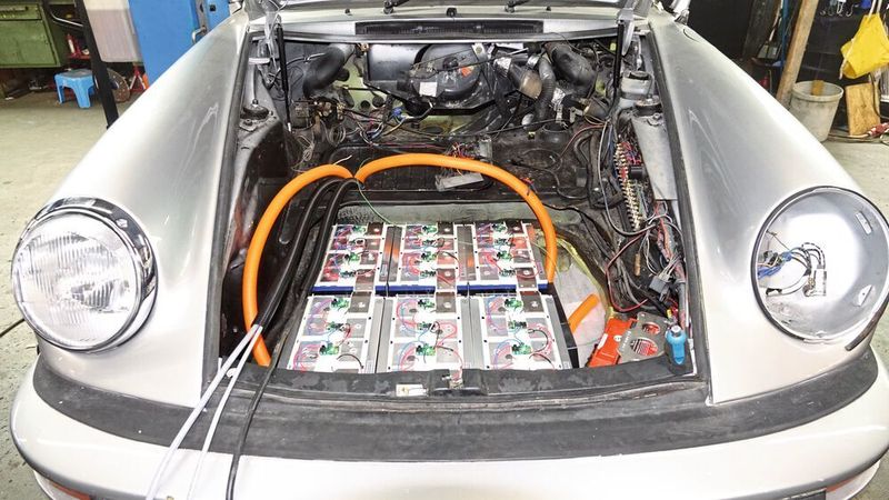 Wie und wo man die Akkus platziert, hängt von den Räumlichkeiten und den zulässigen Achslasten ab. Einzelheiten besprechen Umbauer wie Lorey Maschinenbau vorab mit dem Prüfer, der das Fahrzeug später abnehmen wird.