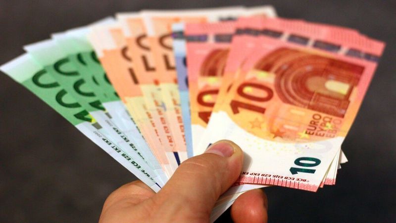 Die IG Metall fordert für die Beschäftigten im Kfz-Handwerk und -Gewerbe insgesamt vier Prozent mehr Lohn, die Arbeitgeberseite fordert dagegen eine Nullrunde.