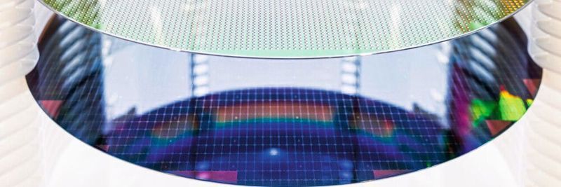 Silizium-Wafer: Sie werden von Bosch am Standort in Dresden vollautomatisiert gefertigt. Das Besondere an der Chipfabrik: Sie exisitert sowohl rein digital und in der realen Welt.