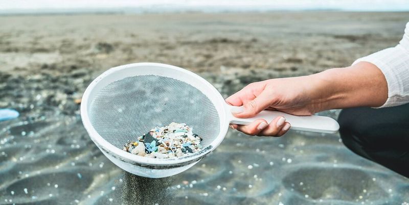 Abb. 1: Herkömmliche Techniken Mikroplastik aus dem Wasser zu entfernen, sind meist ineffizient oder energieaufwändig. Eine neue Technologie könnte nun Abhilfe schaffen (Symbolbild).