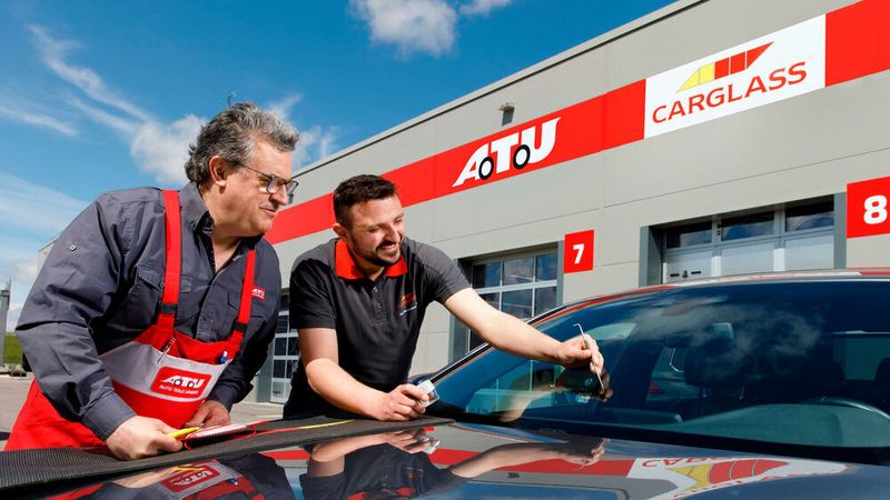 An Carglass führt in Sachen Autoglasreparatur kaum noch ein Weg vorbei. Mit dem Erwerb des ATU-Geschäftsbereichs baut das Kölner Unternehmen seine Marktmacht weiter aus.