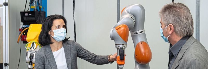 Agathe Koller erläutert die Möglichkeiten des Laborroboters.
