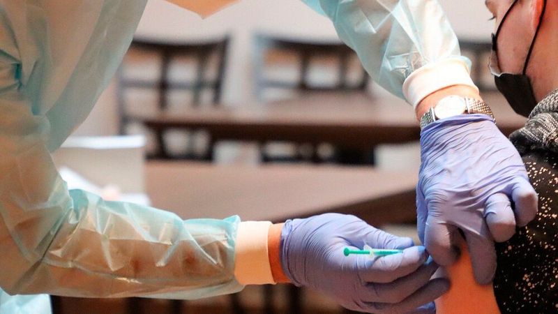 Mit der Einbindung der Betriebsärzte soll die Impfkampagne weiter vorangetrieben werden. Auch große Autohäuser lassen impfwillige Mitarbeiter impfen.