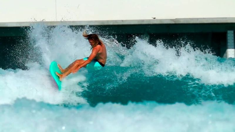 Worum geht es beim Surfen? Für viele ist es Freiheit und Abenteuer. Aber der Sport ist natürlich sehr abhängig von Wetter und Wind. Wellenbecken schaffen hier Abhilfe.