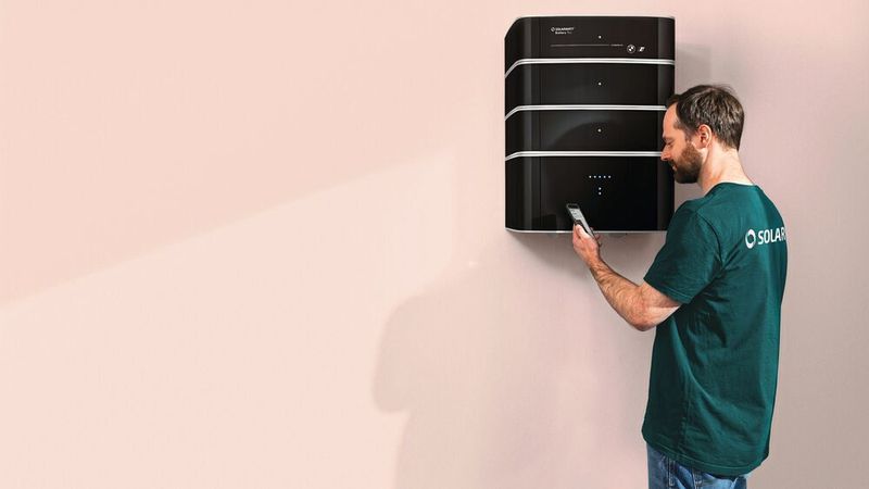 Der Heimspeicher von Solarwatt nutzt Batteriezellen aus gebrauchten Fahrzeugen der BMW Gruppe.