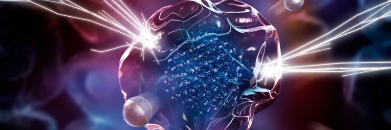 Schutz vor einem Kurzschluss: Wie die Illustration symbolisch andeutet, verhindert eine ungeordnete Ummantelung der Kristallkörner im Elektrolyten von Festkörperbatterien, dass Elektronen (weiße Linien) durch die Körnchen wandern. Ionen können die Grenzschicht dagegen durchdringen.