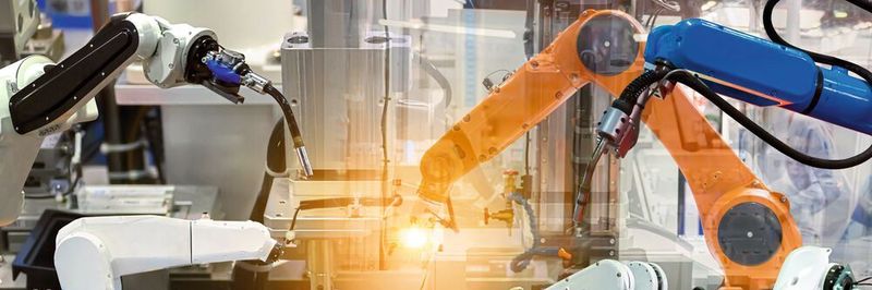 Industrieroboter im Einsatz: Kurzzeitige Einbrüche der Versorgungsspannung können sie zum Ausfall bringen.