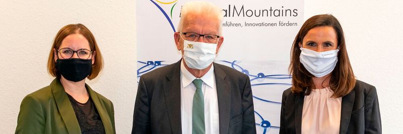 „Baden-Württemberg kann stolz auf diese Branche sein und das soll nach außen sichtbar werden“: Ministerpräsident Winfried Kretschmann übernimmt die Schirmherrschaft der diesjährigen Abschlussveranstaltung des Visionsprozesses für die Medizintechnik. Für die Medical-Mountains-Geschäftsführerinnen Julia Steckeler (links) und Yvonne Glienke ein Zeichen der Wertschätzung, das Rückenwind für die weiteren Aktivitäten gibt – konkret für den nächsten Workshop am 24. Juni.