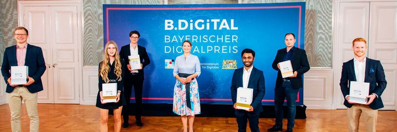 Bei der Preisverleihung. Erste Reihe (v. l. n.): Christoph Berger (Engagio), Katharina Müggenburg (Barrierefreiheit im Webdesign), Sagithjan Surendra (Aelius Förderwerk e.V), Claudiu Leverenz (munevo DRIVE). Zweite Reihe (v. l. n.): Vincent Puchner (Signae), Staatsministerin Judith Gerlach, Laurenz Glück (edjufy)