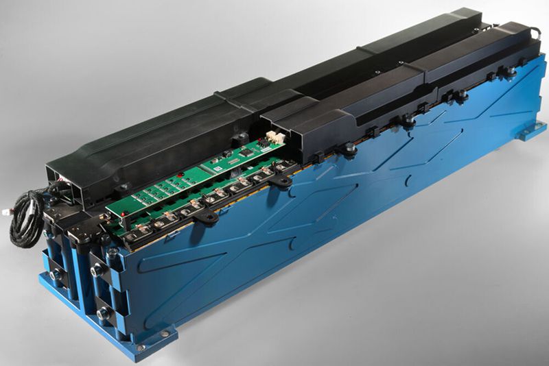 Bauraumoptimiertes Batteriekonzept für High-Performance-Hybridfahrzeuge.