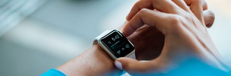 Mit dem grünen Licht einer Smartwatch können Forscher ein insulinproduzierendes Gen-Netzwerk anschalten. (Symbolbild)