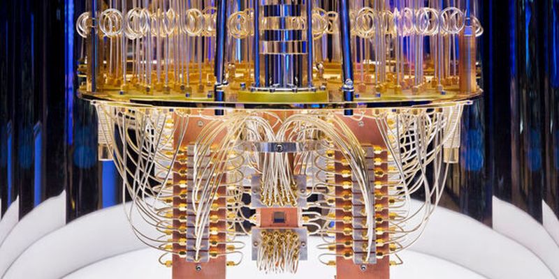 Anders als ein herkömmlicher Computer rechnet ein Quantencomputer mit Qubits, welche auch Überlagerungen aus den Zuständen 0 und 1 annehmen können.