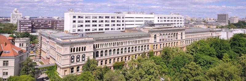 Blick vom Dach des Physik-Neubaus, Eugene-Paul-Wigner-Gebäude, auf das Hauptgebäude der TU Berlin