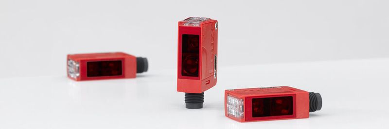 Der neue dynamische Referenztaster DRT25C.R von Leuze eignet sich dank seiner hohen Reichweite von 450 mm besonders zur Detektion folienumwickelter Flaschen- und Dosengebinde.