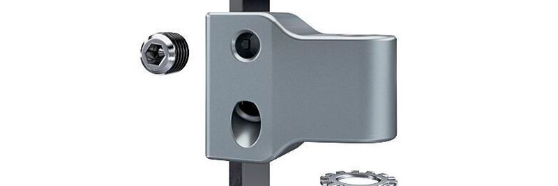 Der druckfeste Beschlag lässt sich mit einer Flachstange verbinden. Zum Verriegeln wird ein 10 mm Bolzen durch das Rahmenauge geführt.