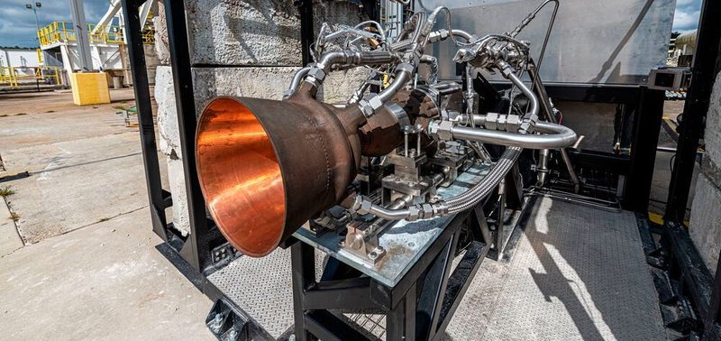 Die 3D-gedruckte Raketentriebwerk-Brennkammer auf dem Launcher-Teststand im NASA Stennis Space Center. Zusammen mit der ebenfalls additiv gefertigten Einspritzdüse bringt das komplette E-2-Raketentriebwerk auf der ersten Stufe der Trägerrakete Kleinsatelliten in den Orbit.