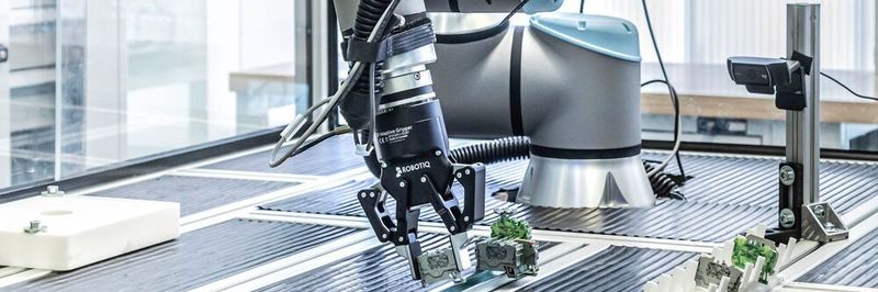Gemeinsam testeten Wago und das Fraunhofer IPA in einem Forschungsprojekt, inwieweit sich Standard-Roboterhardware auch für das Aufrasten von Reihenklemmen eignet.