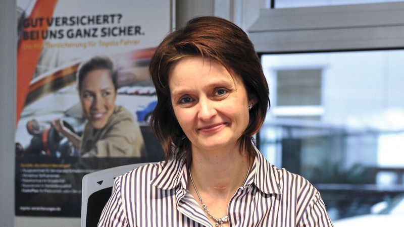 Silke Fröhlich kommt zwar vom Toyota-Versicherungsdienst, hat aber ihren festen Arbeitsplatz bei Auto Saxe.