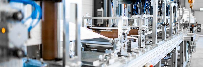 „Vom Vlies in die Verpackung“ - die Produktionslinie ermöglicht, 120 hochwertige FFP2-Masken pro Minute vollautomatisch zu fertigen und zu verpacken.