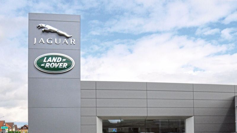 Der Umgang von Jaguar Land Rover mit den Lieferengpässen ist nicht der einzige Kritikpunkt der Verkäufer.