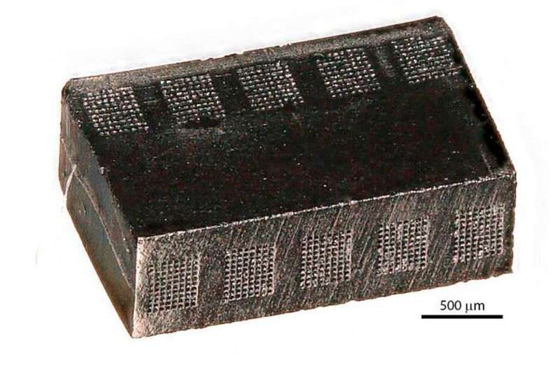 Mit einem niedrigviskosen Keramikharz wurden verschiedene Anordnungen gerader, schräger und gekrümmter Vias mit weniger als zehn µm Durchmesser gedruckt.