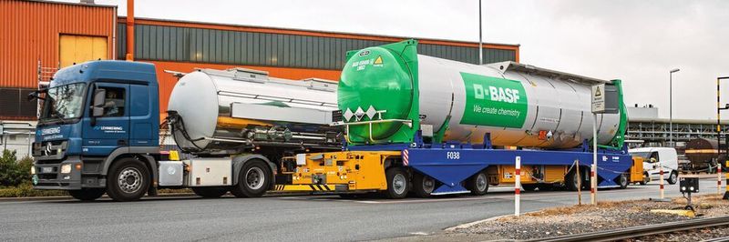 Beim Tankcontainerlager der BASF in Ludwigshafen handelt es sich um ein vollautomatisches Freilager für flüssige Stoffe und flüssige Abfällen. Der Warenumschlag kann über AGV (Automated Guided Vehicle, im Bild vorne), Lkw und Bahn erfolgen.