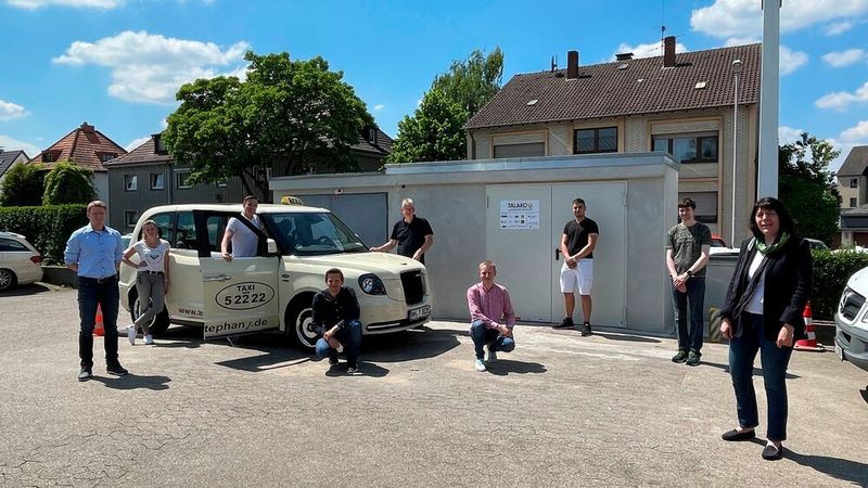 In Mühlheim fährt bereits in einer Prototypanlage ein Taxi mit induktiver Ladetechnik.