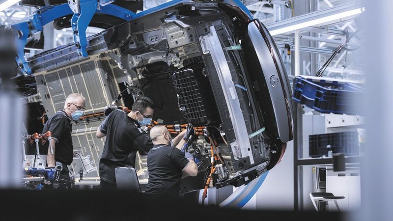 Der Chipmangel trifft die Branche weiter hart. Im Bild: Fertigung der E-Limousine EQS in Sindelfingen.