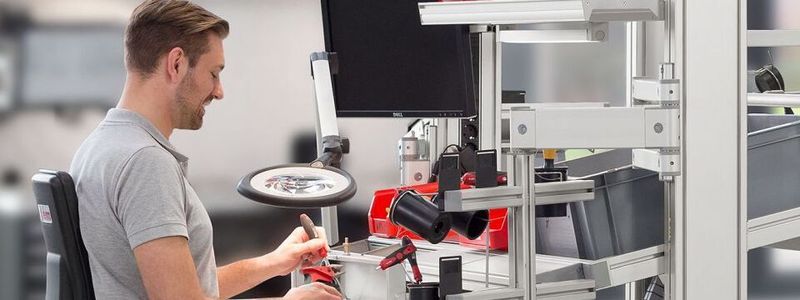 Wenn Unternehmen die Prinzipien für ergonomische Arbeitsplätze in der Produktion umsetzen, gehen Gesundheitsschutz und Effizienzsteigerung Hand in Hand.