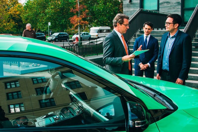 Zwei Gesetze heben sich gegenseitig auf. Wegen eines Formfehlers kann das Gesetz zum autonomen Fahren momentan nicht in Kraft treten. Es ist eine weitere Panne während der Amtszeit von Verkehrsminister Andreas Scheuer (links).