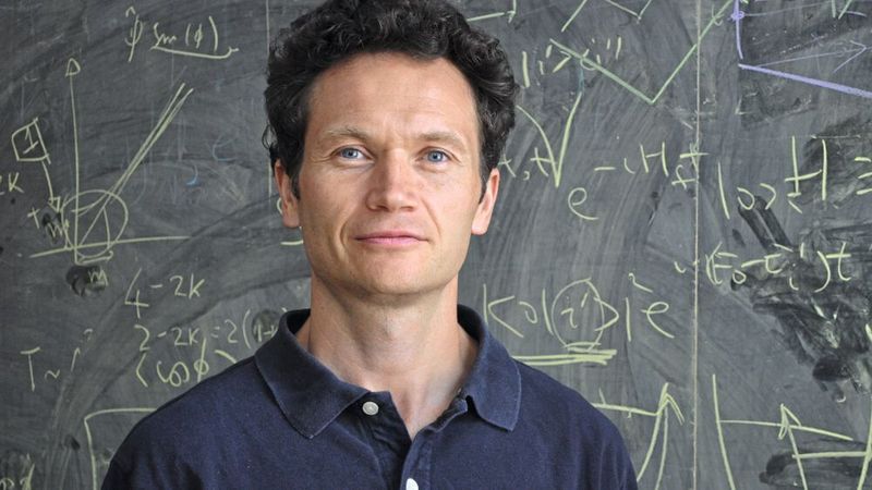 Eugene Demler: Der Quantenphysiker erhält für seine Forschungen zu Quantensimulationen den Preis für Theoretische Physik 2021. Seine Forschung hat tiefgreifende Auswirkungen auf Bereiche wie Magnetismus und Supraleitung, Vielteilchenphysik mit ultrakalten Atomen in optischen Gittern, nichtlineare Quantenoptik sowie Pump-Probe-Experimente in Festkörpern.