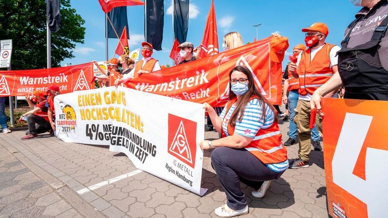 Bei den Verhandlungen zwischen den Arbeitgebern und der IG Metall kam es wie in Hamburg (Foto) bereits zu ersten Warnstreiks. In Bayern konnten sich die Verhandlungsführer nun auf einen neuen Abschluss einigen.