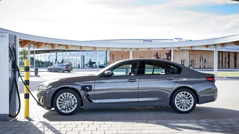 Elektro ja, aber bitte nicht zu schnell – die Devise von BMW.