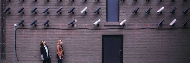 In Zukunft heißt es "Privacy-first". Privacy First ist ein Ansatz, bei dem die Privatsphäre der Kunden als Voraussetzung und somit als unverzichtbare Grundlage aller Entwicklungen gesehen wird.