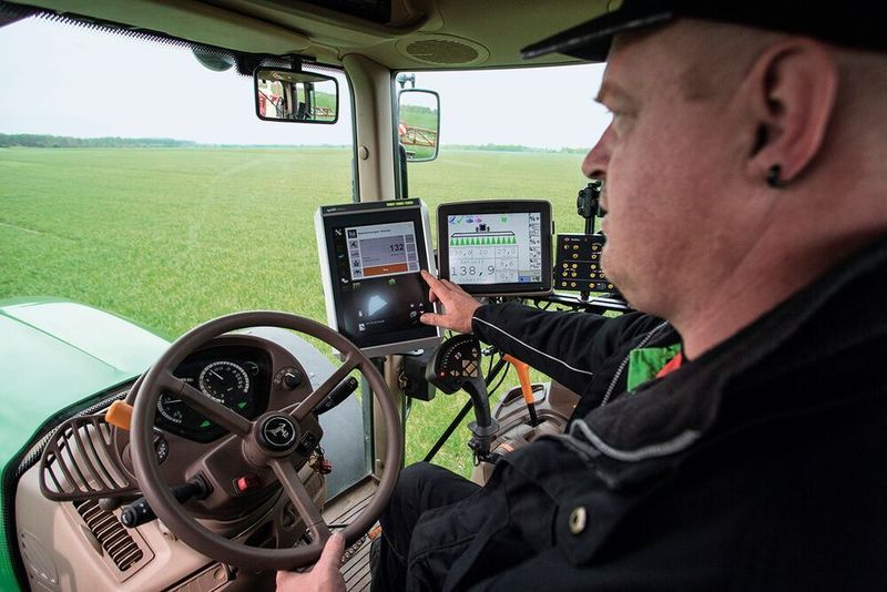Die Digitalisierung hat längst Einzug gehalten in die Traktorkabine.