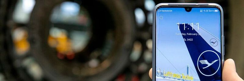 Über das eigene 5G-Campusnetz können Techniker von Lufthansa mit mobilen Endgeräten Flugzeugteile warten.
