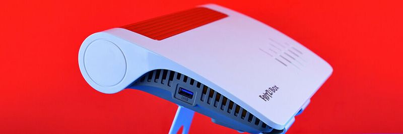 Die neue FRITZ!Box 7590 AX versteckt Wi-Fi-6-Funk und VDSL2-Modem in einem eleganten Gehäuse, das man so ähnlich schon von der alten FRITZ!Box 7590 AC+N kennt. Ganz neu sind jedoch die seitlichen Lüftungs-Schlitze.