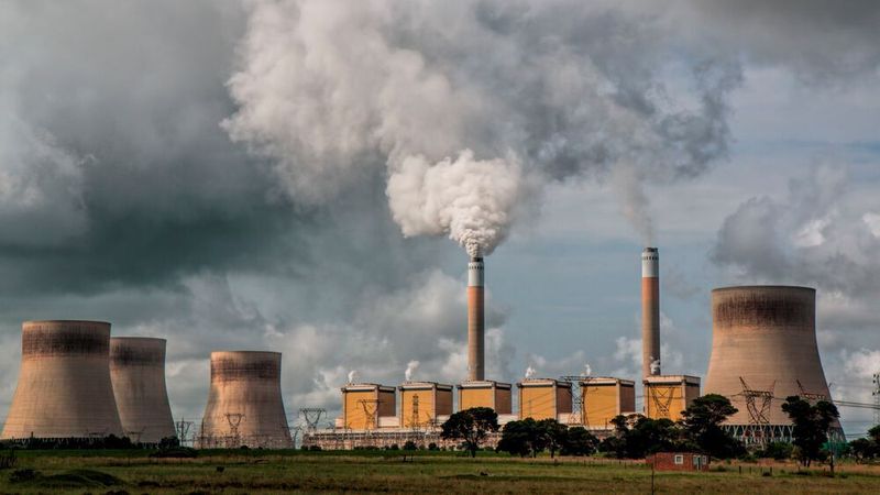 Mehr E-Autos brauchen zwangsläufig auch mehr Strom. Doch der Anteil regenerativer Energien könnte sinken, wenn die steigende Nachfrage mit Strom aus Atom- beziehungsweise fossilen Kraftwerken bedient wird.