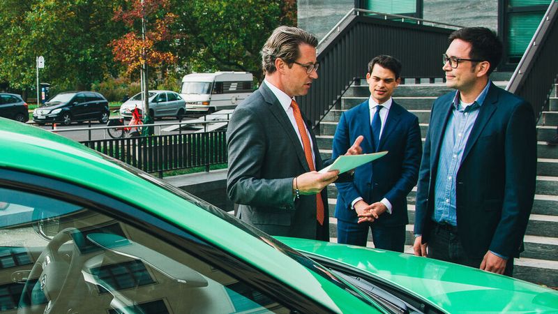 Zwei Gesetze heben sich gegenseitig auf. Wegen eines Formfehlers kann das Gesetz zum autonomen Fahren momentan nicht in Kraft treten. Es ist eine weitere Panne während der Amtszeit von Verkehrsminister Andreas Scheuer (links).
