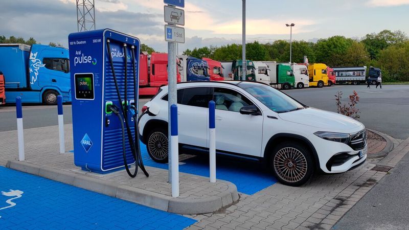 Die Preise beim Tanken von Strom können in Deutschland stark variieren.