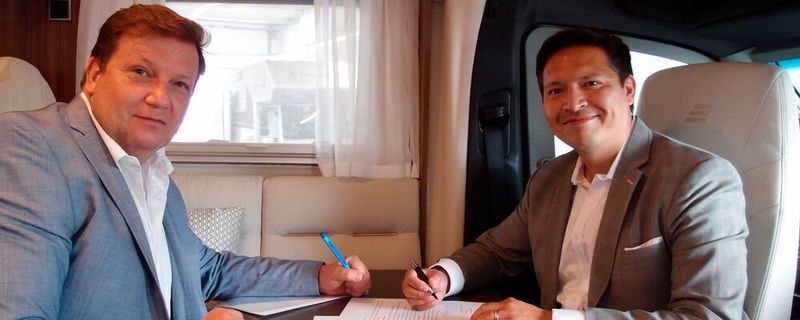 Stilechte Vertragsunterschrift im Wohnmobil mit ZKF-HGF Thomas Aukamm (l.) und CIVD-Geschäftsführer Daniel Onggowinarso (r.)