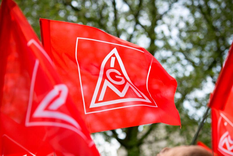 Die Vertreter der IG Metall und der Arbeitgebergemeinschaft des Kfz-Gewerbes einigten sich auch in Niedersachsen und Sachsen-Anhalt auf einen neuen Tarifabschluss und eine Lohnsteigerung.