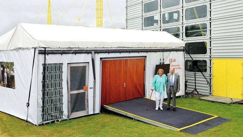 Margret und Günter Blase stehen vor dem Nachbau ihrer Garage, in der sie 1964 das Unternehmen gründeten.