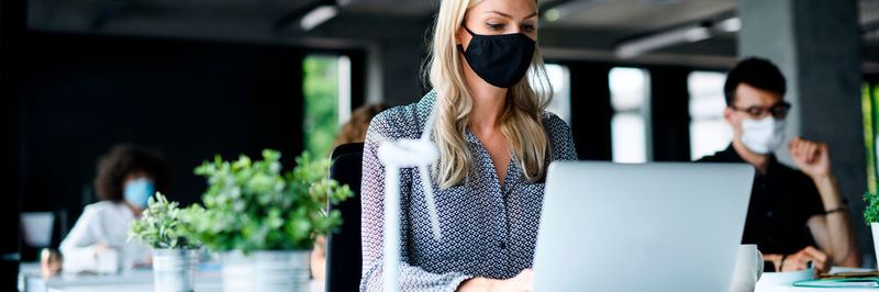 Allmählich kehren immer mehr Büroangestellte in die Arbeitsstätten zurück.