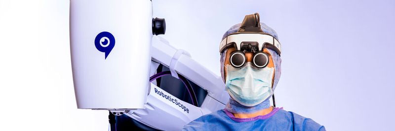 Das Medizinprodukt Robotic-Scope von BHS Technologies basiert auf softwaregesteuerter Technologie und eröffnet einen neuen Weg für die Visualisierung der mikrochirurgischen Eingriffe. Mit einem Head-Mounted-Display wird ein robotergeführter Kamerakopf über dem Operationsfeld bewegt.